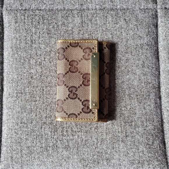 Authentic Gucci Signature GG Logo Brown Canvas Gold Leather 6 Key Holder - Picture 1 of 12